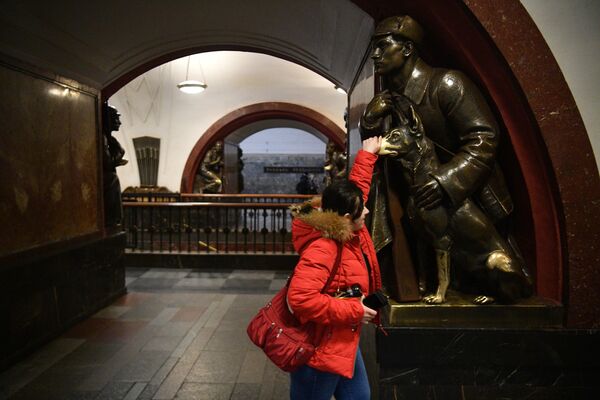 Девушка на станции Площадь Революции Московского метрополитена