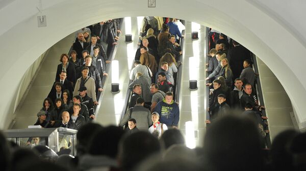 Пассажиры на станции Парк культуры кольцевой линии московского метрополитена в час пик