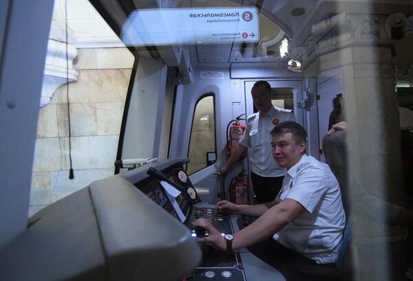 Машинисты поезда Москва (заводское обозначение 81-765) на параде поездов Московского метро