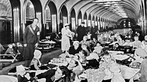 Великая Отечественная война 1941-1945 гг. Женщины и дети во время бомбардировки скрываются на станции метро Маяковская