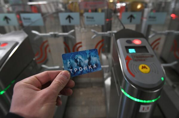 Пассажир проходит с картой Тройка через турникет на станции метро Тушинская в Москве