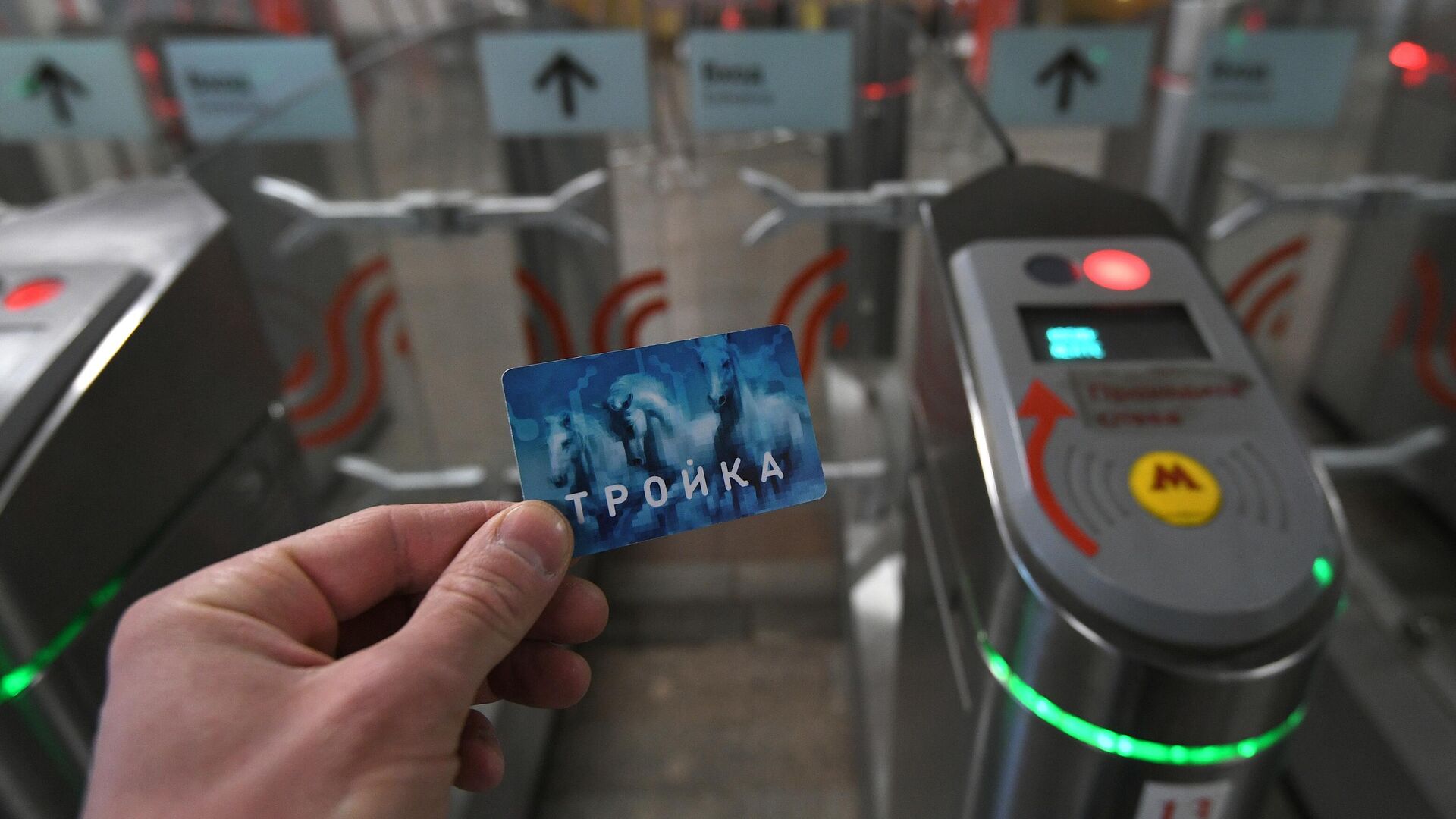 Пассажир проходит с картой Тройка через турникет на станции метро Тушинская в Москве - РИА Новости, 1920, 31.05.2022