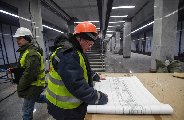 Инженер на строительстве станции Московского метрополитена Коммунарка на Сокольнической линии