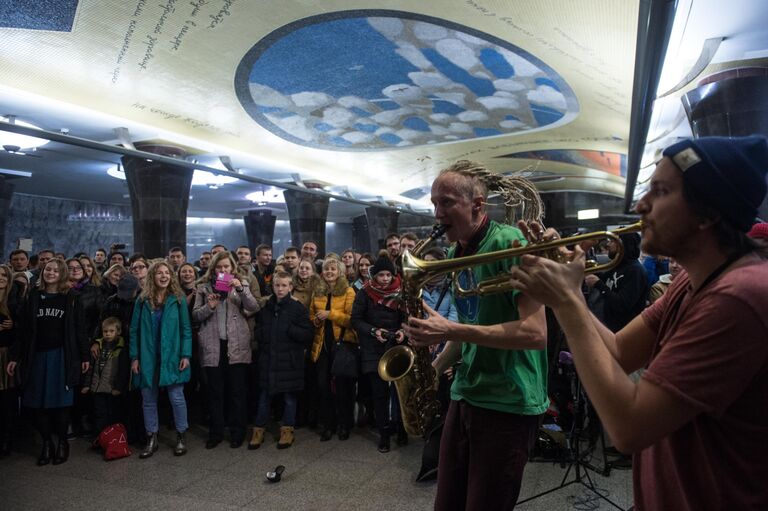 Концерт 1/2 Orchestra в вестибюле станции московского метрополитена Маяковская в рамках Всероссийской культурно-образовательной акции Ночь искусств