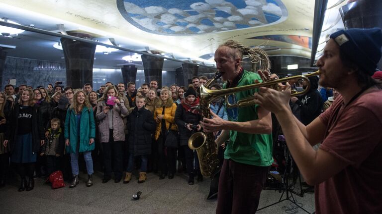 Концерт 1/2 Orchestra в вестибюле станции московского метрополитена Маяковская в рамках Всероссийской культурно-образовательной акции Ночь искусств