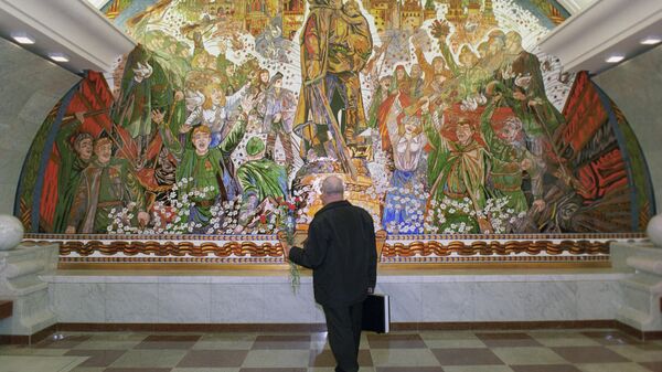 Панно, посвященное победе советского народа в Великой Отечественной войне 1941-1945 годов, на одной из стен станции московского метро Парк Победы. Художник Зураб Церетели Панно, посвященное победе советского народа в Великой Отечественной войне 1941-1945 годов, на одной из стен станции московского метро Парк Победы. Художник Зураб Церетели