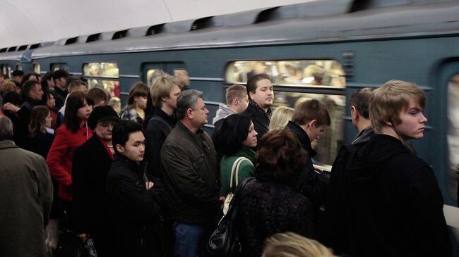 Пассажиры московского метрополитена на станции метро Тверская