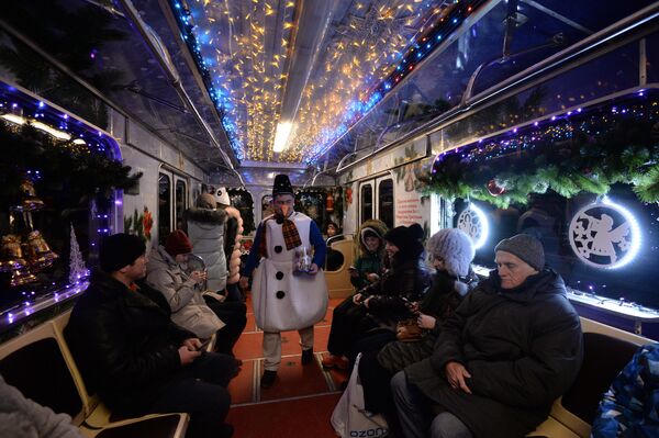 Пассажиры Рождественского вагона в составе Новогоднего поезда Московского метрополитена