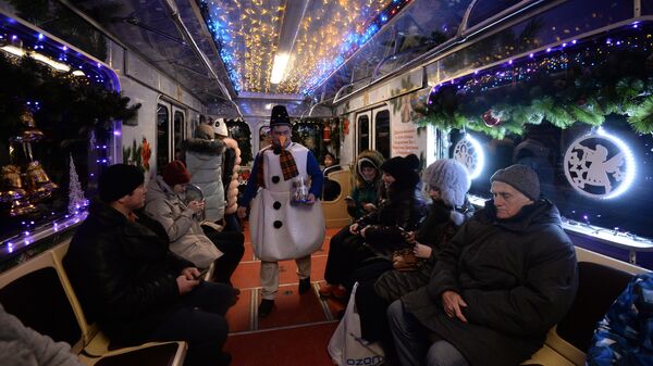 Пассажиры Рождественского вагона в составе Новогоднего поезда Московского метрополитена