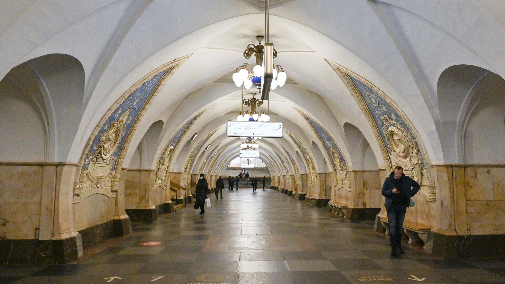 Пассажиры на станции метро Таганская Кольцевой линии в Москве - РИА Новости, 1920, 18.02.2021