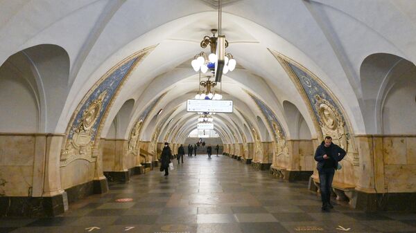 Пассажиры на станции метро Таганская Кольцевой линии в Москве