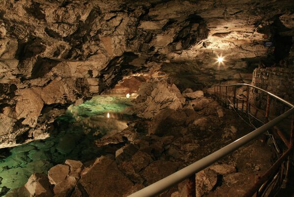 Уникальный геологический памятник — одна из крупнейших карстовых пещер в Европейской части России Кунгурская ледяная пещера