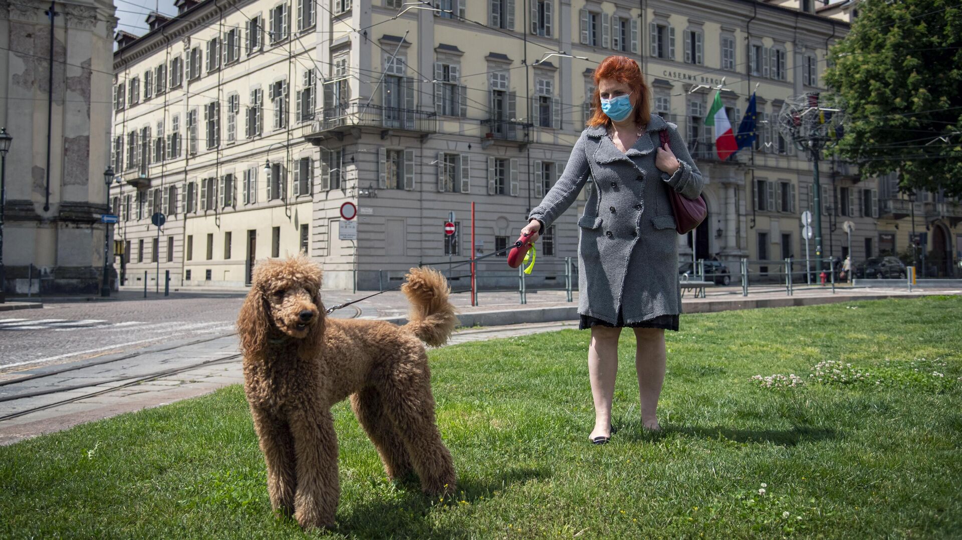 Женщина гуляет с собакой в центре города в Турине - РИА Новости, 1920, 06.11.2020