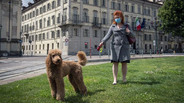 Женщина гуляет с собакой в центре города в Турине