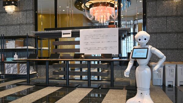 Робот, обслуживающий зараженных коронавирусом на обсервации в токийских гостиницах