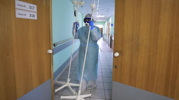 Медицинский работник в стационаре для больных с коронавирусом на базе Тверской областной клинической больницы