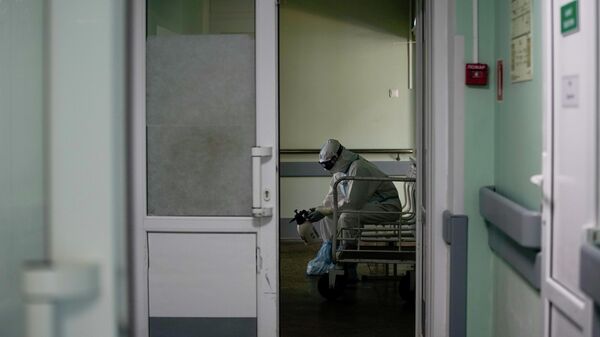 Медицинский работник в стационаре для больных с коронавирусной инфекцией
