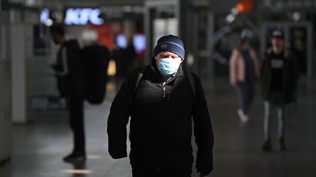 Мужчина в медицинской маске в здании Курского вокзала в Москве