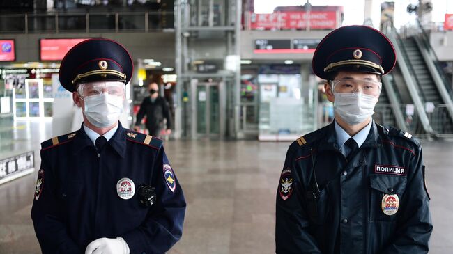 Сотрудники полиции в здании Курского вокзала в Москве