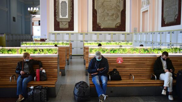 Пассажиры в зале ожидания Курского вокзала в Москве во время пандемии коронавируса