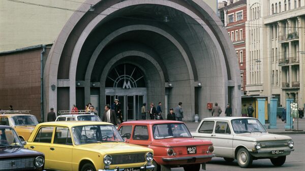 У станции метро Лермонтовская (ныне Красные ворота) в Москве