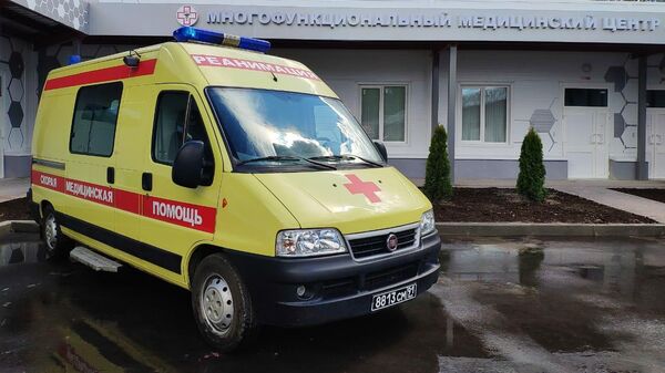 Машина скорой помощи на территории медицинского центра в Калининграде, построенного Министерством обороны РФ для пациентов с коронавирусной инфекцией COVID-19