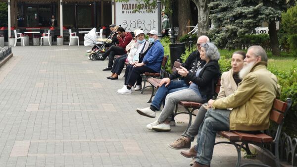 Горожане отдыхают на улице в Одессе