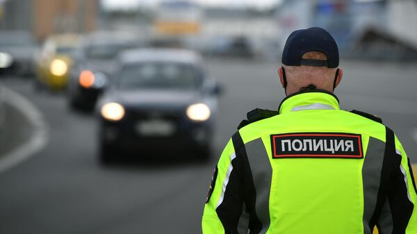 Инспектор ГИБДД во время патрулирования на улицах Москвы в период самоизоляции граждан