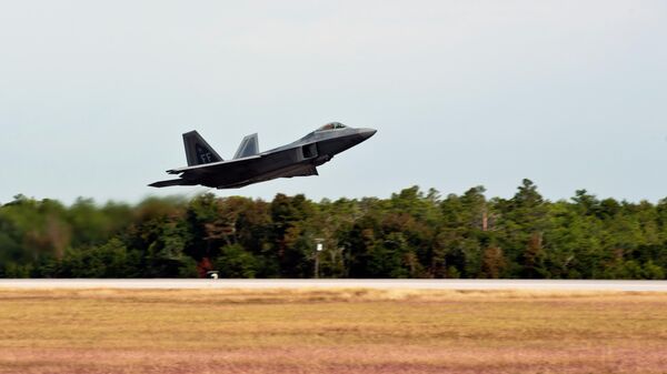 Истребитель F-22 Raptor ВВС США взлетает с авиабазы Эглин в штате Флорида