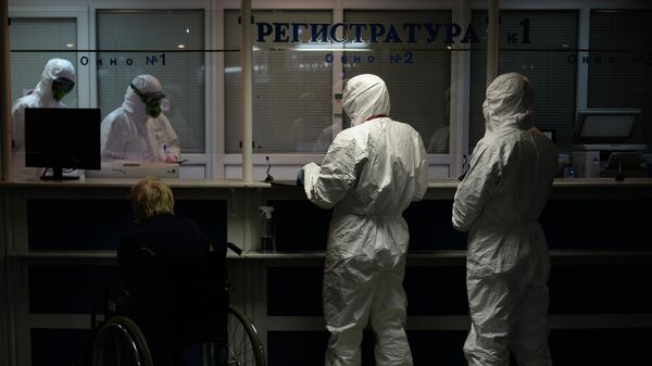 Врачи в центральной клинической больнице РЖД-Медицина в Москве, где проходят лечение больные с COVID-19