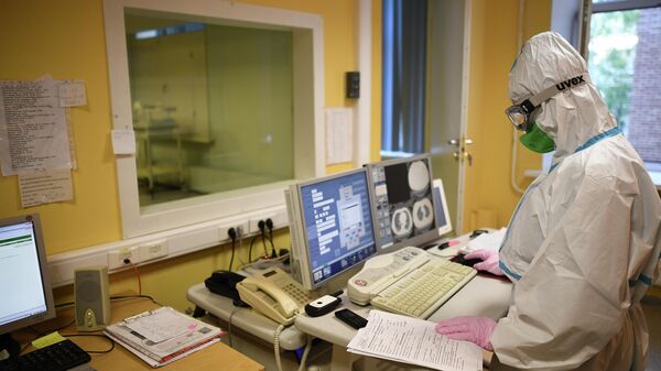 Врач смотрит показания аппарата компьютерной томографии во время обследования пациента в центральной клинической больнице РЖД-Медицина в Москве, где проходят лечение больные с COVID-19