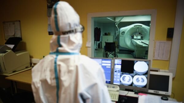 Врач смотрит показания аппарата компьютерной томографии в центральной клинической больнице РЖД-Медицина в Москве, где проходят лечение больные с COVID-19.