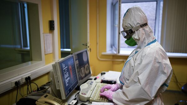 Врач смотрит показания аппарата компьютерной томографии во время обследования пациента