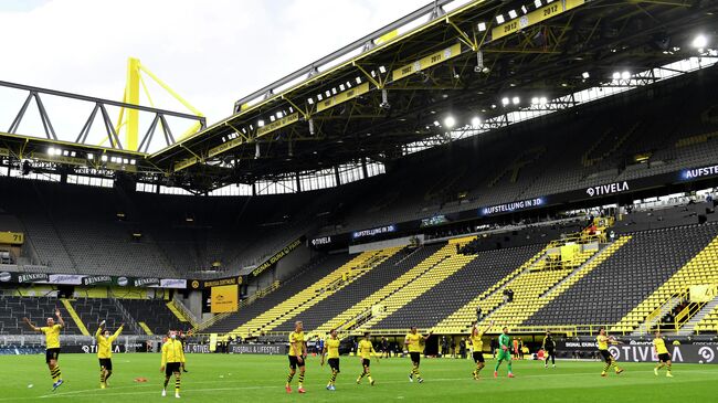 Dortmund's players celebrate their victory 4:0 after the German first division Bundesliga football match BVB Borussia Dortmund v Schalke 04 on May 16, 2020 in Dortmund, western Germany as the season resumed following a two-month absence due to the novel coronavirus COVID-19 pandemic. (Photo by Martin Meissner / POOL / AFP) / DFL REGULATIONS PROHIBIT ANY USE OF PHOTOGRAPHS AS IMAGE SEQUENCES AND/OR QUASI-VIDEO