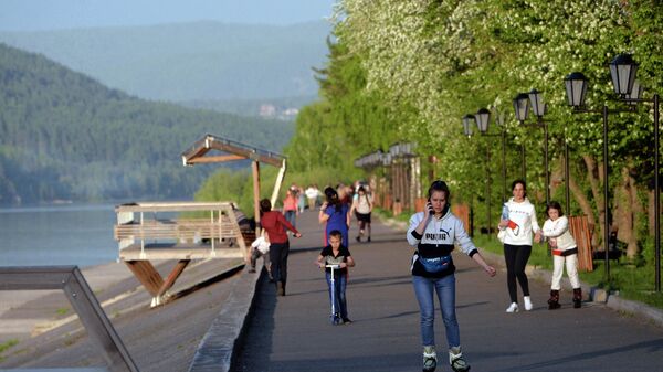 Люди гуляют и занимаются спортом на набережной Енисея в Дивногорске Красноярского края