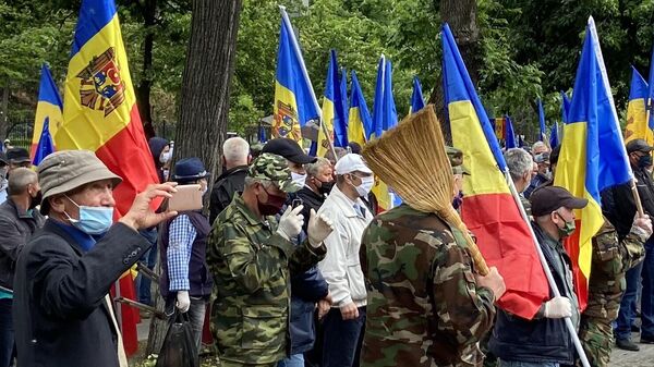 Митингующие в Кишиневе - участники Преднестровского конфликта, требующие отставки правительства и досрочных парламентских выборов