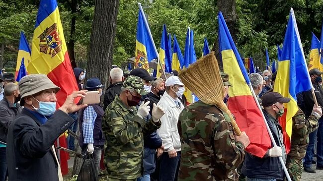 Митингующие в Кишиневе - участники Преднестровского конфликта, требующие отставки правительства и досрочных парламентских выборов