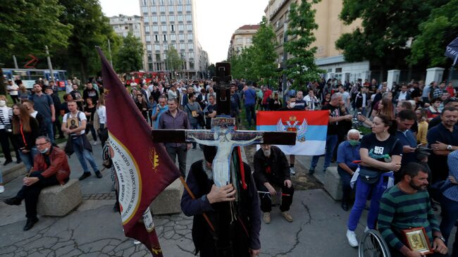 Участники акции протеста после ареста священников Сербской православной церкви в Черногории