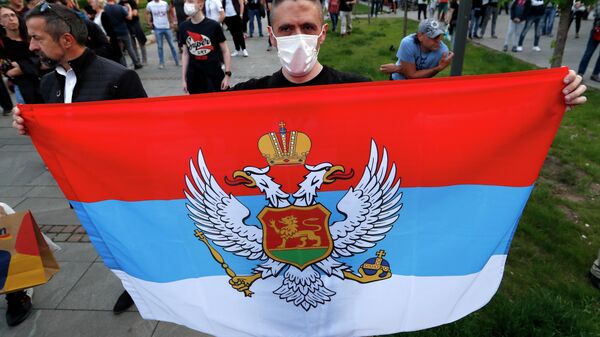 Участники акции протеста после ареста священников Сербской православной церкви в Черногории