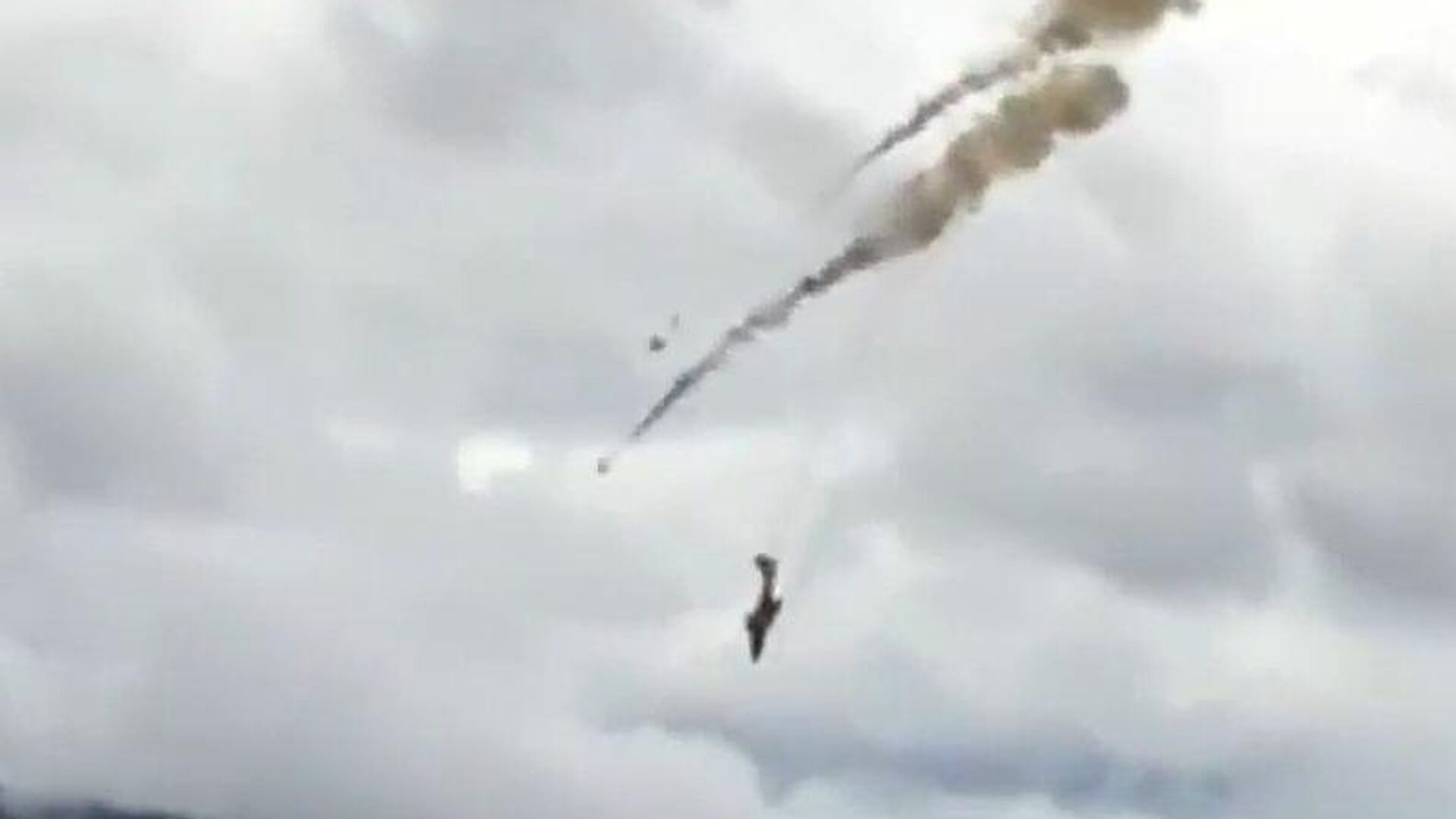 Видео самолеты падали. Падающий военный самолет. Самолет падает в землю.