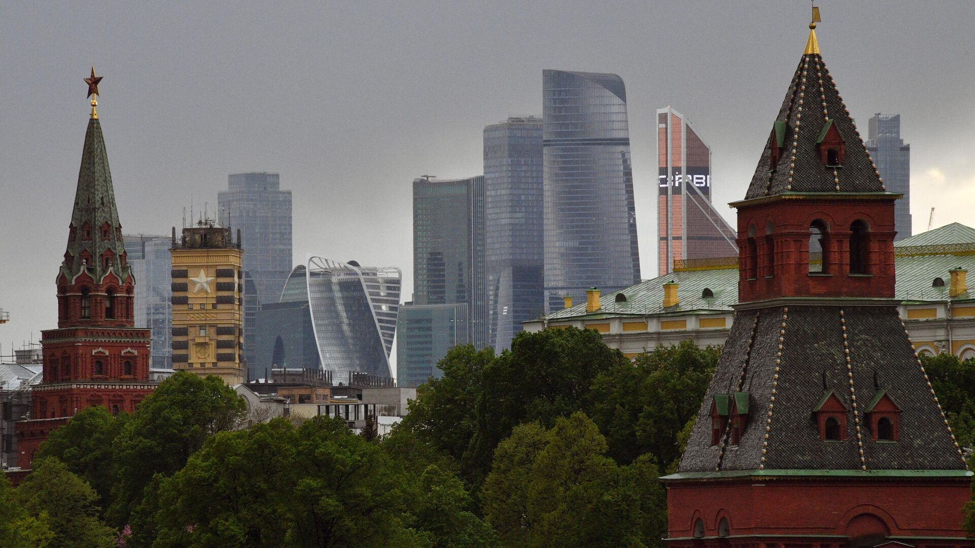 Башни Московского Кремля и московский международный деловой центр Москва-Сити  - РИА Новости, 1920, 10.07.2020