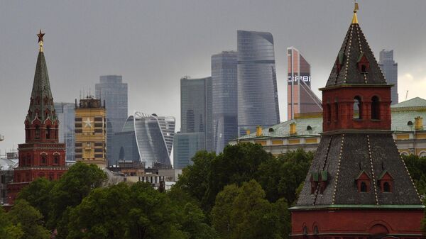 Башни Московского Кремля и московский международный деловой центр Москва-Сити 