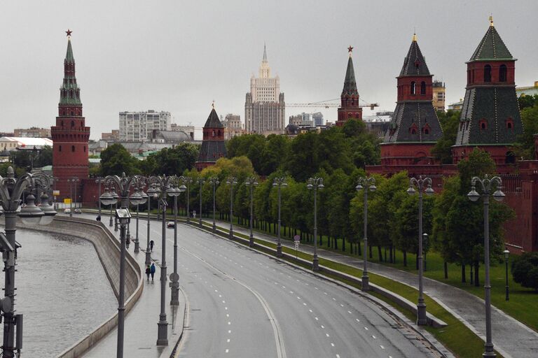 Кремлевская набережная в Москве