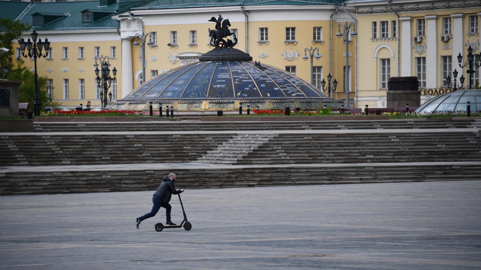 Мужчина едет на электросамокате по Манежной площади в Москве - РИА Новости, 1920, 10.06.2021