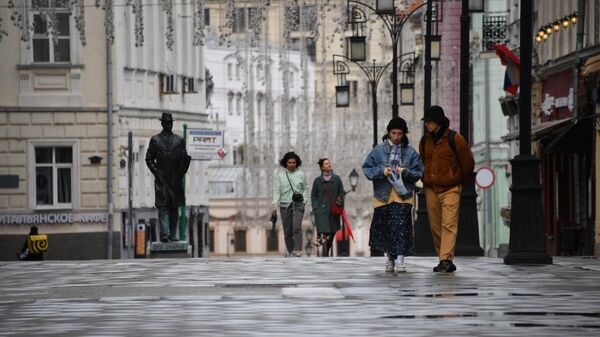 Пешеходы в Камергерском переулке в Москве