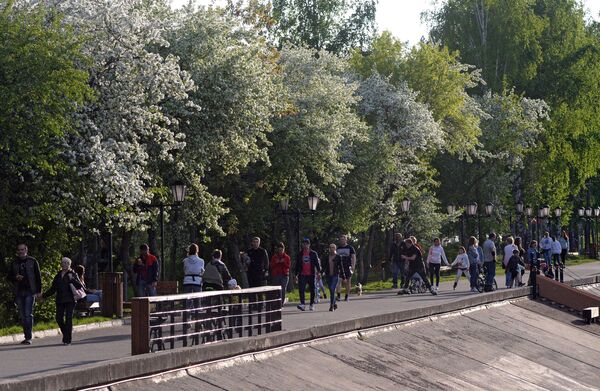 Люди гуляют по набережной Енисея в Дивногорске Красноярского края