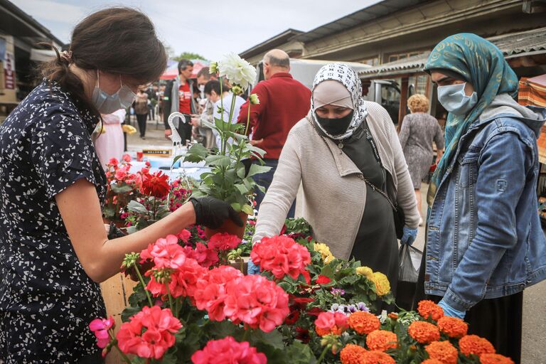 Продажа цветов на ярмарке выходного дня Покупай ставропольское в Кисловодске