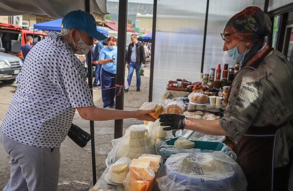 Продажа сыра на ярмарке выходного дня Покупай ставропольское в Кисловодске