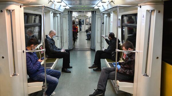 Пассажиры в поезде метро в Москве