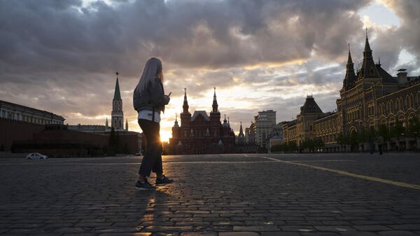 Девушка на Красной площади в Москве